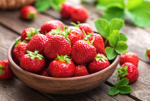 Świeże truskawki prosto z lokalnej plantacji